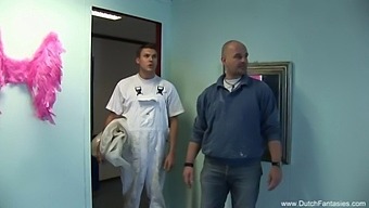业余荷兰熟女与两个年轻男子享受三人行