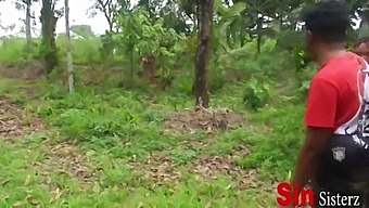 Dois Irmãos Pegos Fazendo Sexo Com Duas Irmãs Afro-Americanas Locais Em Uma Fazenda Em Público