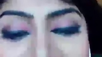 Rasmi는 새로운 섹스 파트너와 뜨거운 솔로 세션에서 친밀해집니다