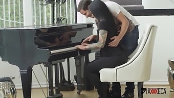Jack Escobar, Um Instrutor De Piano Mexicano, Explora A Situação Para Se Envolver Apaixonadamente Em Atividades Sexuais Com Katrina Jade.