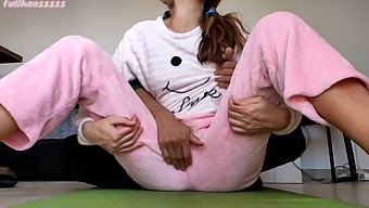 Toco Brincalhão Nos Pequenos Seios Da Minha Meia-Irmã Enquanto Ela Está De Pijama, Levando À Excitação (Continuação)