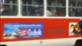 Ročno Delo Katarine Hartlova V Avtobusu