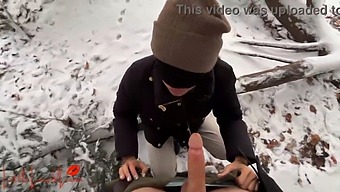 Publiczny Śnieżny Blowjob Luny Prawie Ją Przyłapuje