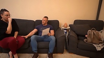Zakřivená Brunetka Se Smyslnou Zadní Částí Hledá Zaměstnání A Nečekaně Dostává Sexuální Podporu.