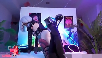 En Dam Med En Omättlig Lust Monterar En Stor Penis I En Nier Automata-Inspirerad Video