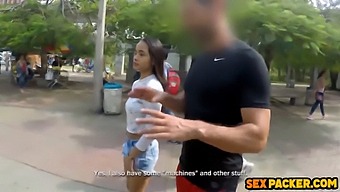 Frumusețea Zveltă Și Sărutată De Soare Este Pregătită Pentru Penetrare Anală În Timp Ce Este Suspendată Cu Fundul În Sus