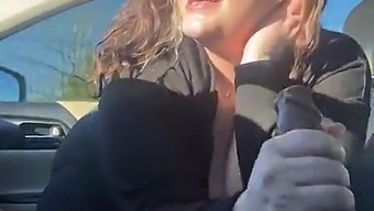 Garanhão Italiano Com Atributos Naturais Dá Prazer A Uma Mulher Em Um Carro